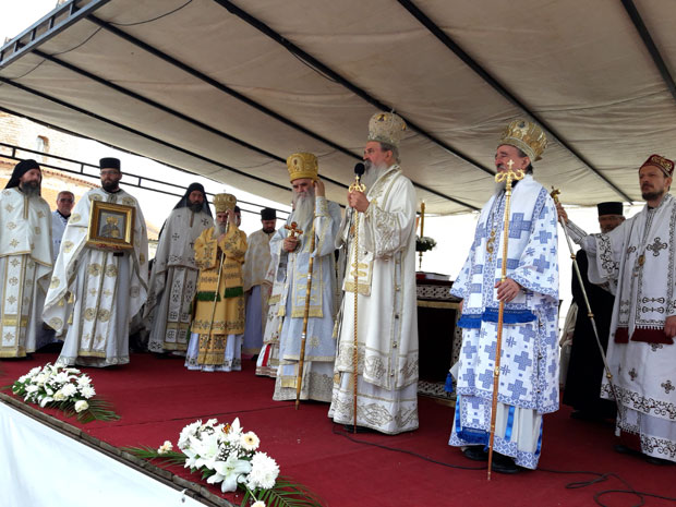 ЗАПАЉИВО ОБРАЋАЊЕ АМФИЛОХИЈА: Оптужбе испред мајке свих цркава